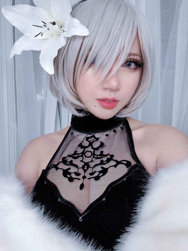 2B Cosplayer Yashafluff Has Yoko Taro on His Knees Signing Her Thigh ...